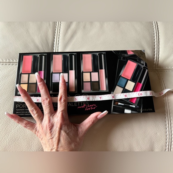 Victoria's Secret glam & go portable travel set  20 eyeshadow 4 gloss makeup - Picture 11 of 12